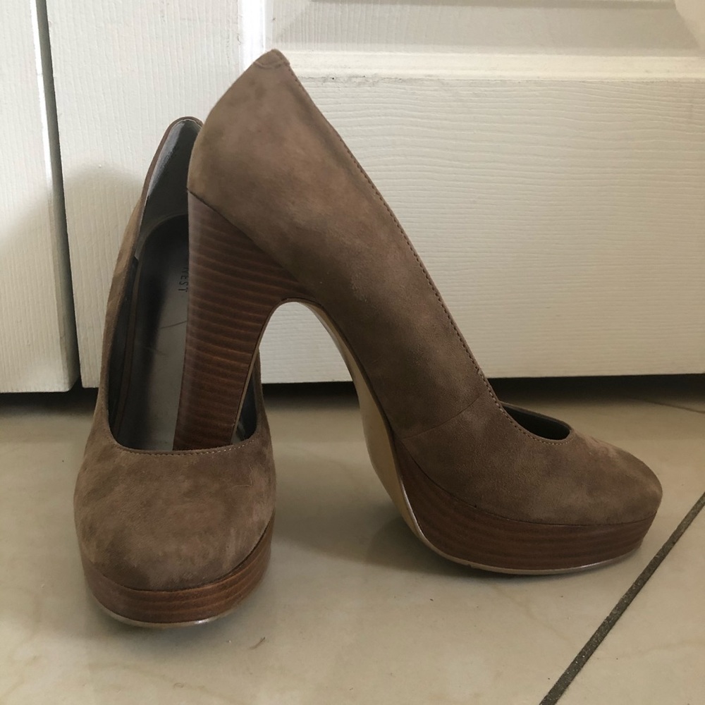 Nice comfortable Nine West pumps.